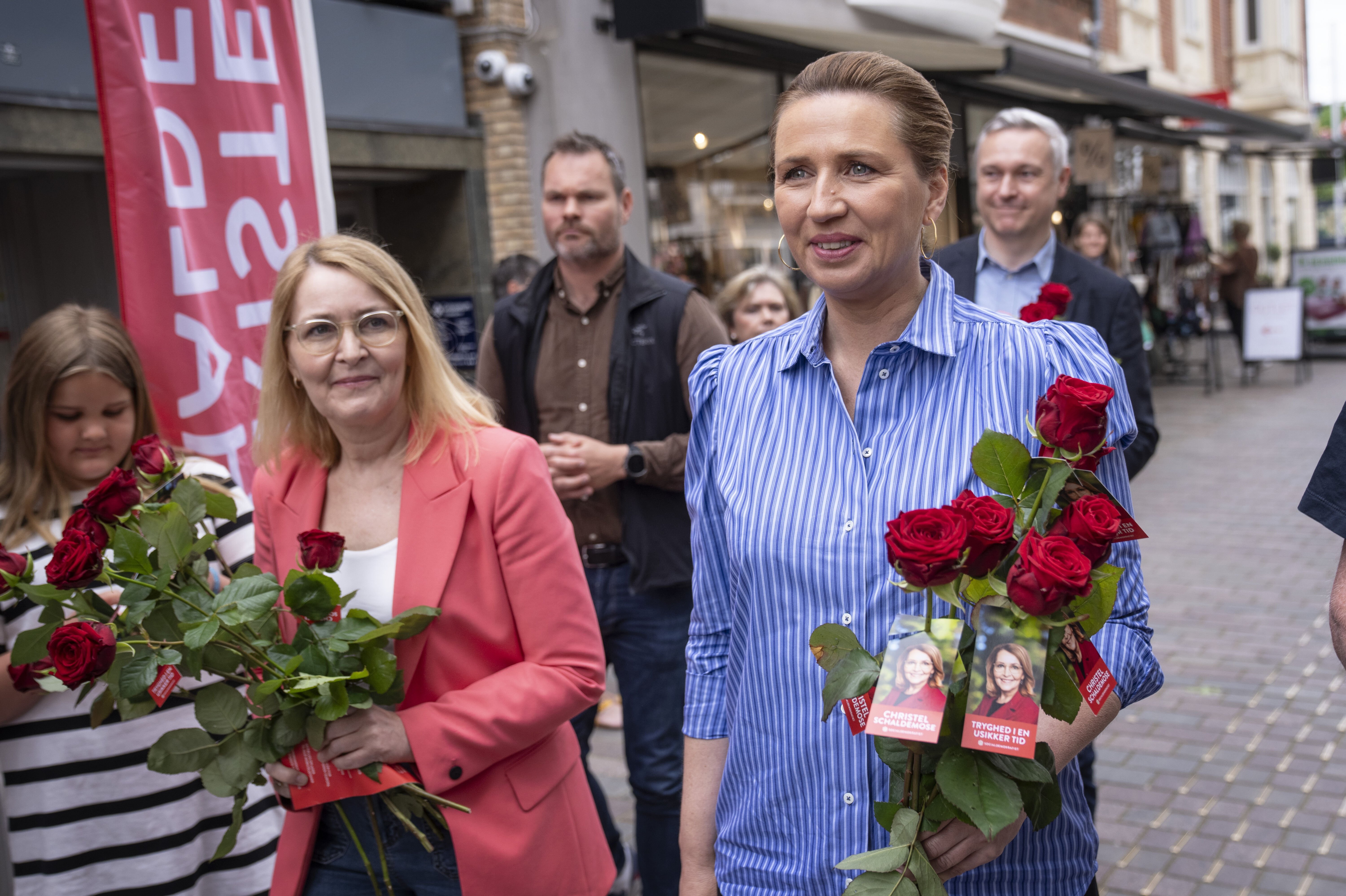 Statsminister Mette Frederiksen og EU-parlamentsmedlem Christel Schaldemose deler roser ud i Viborg. Statsministeren blev overfaldet i København. (Arkivfoto).