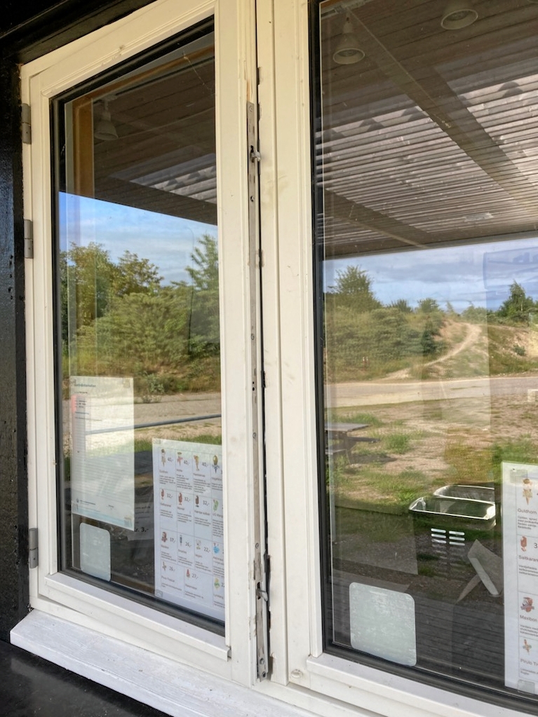 Tyven havde fået adgang til caféen ved at bryde vinduet op. - Privatfoto Tyven havde fået adgang til caféen ved at bryde vinduet op.