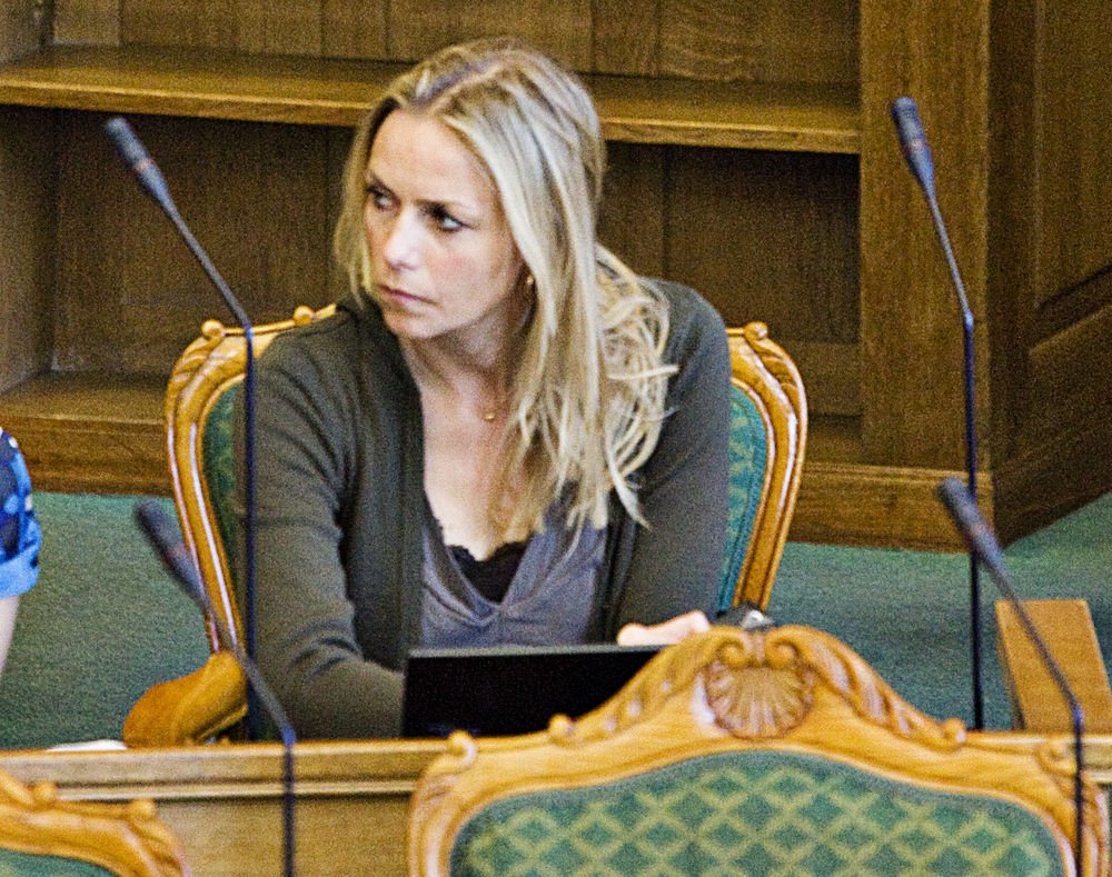 Malou Aamund udfordrer sin egen videnskabsminister Helge Sander med krav om at professorater gøres tidsbegrænsede.