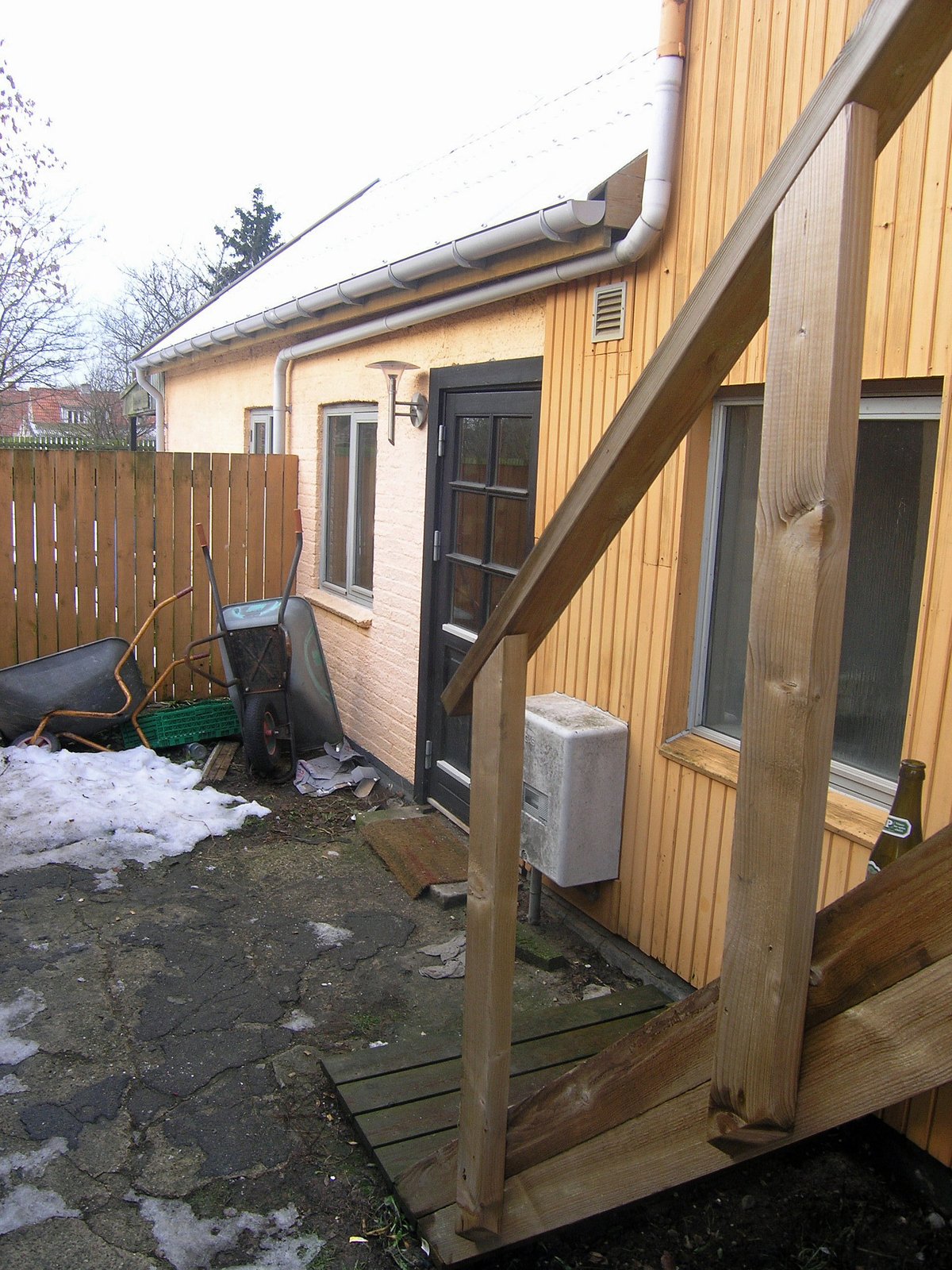 Både politi og ambulancefolk var til stede få timer, inden en 20-årig kvindelig misbruger døde i en lejlighed i Hørve lørdag. Politiet vurderede, at kvinden sov. Det kritiseres af både en socialrådgiver og en socialoverlæge, der mener, at politiet burde have sikret sig, at kvinden var ved bevidsthed.