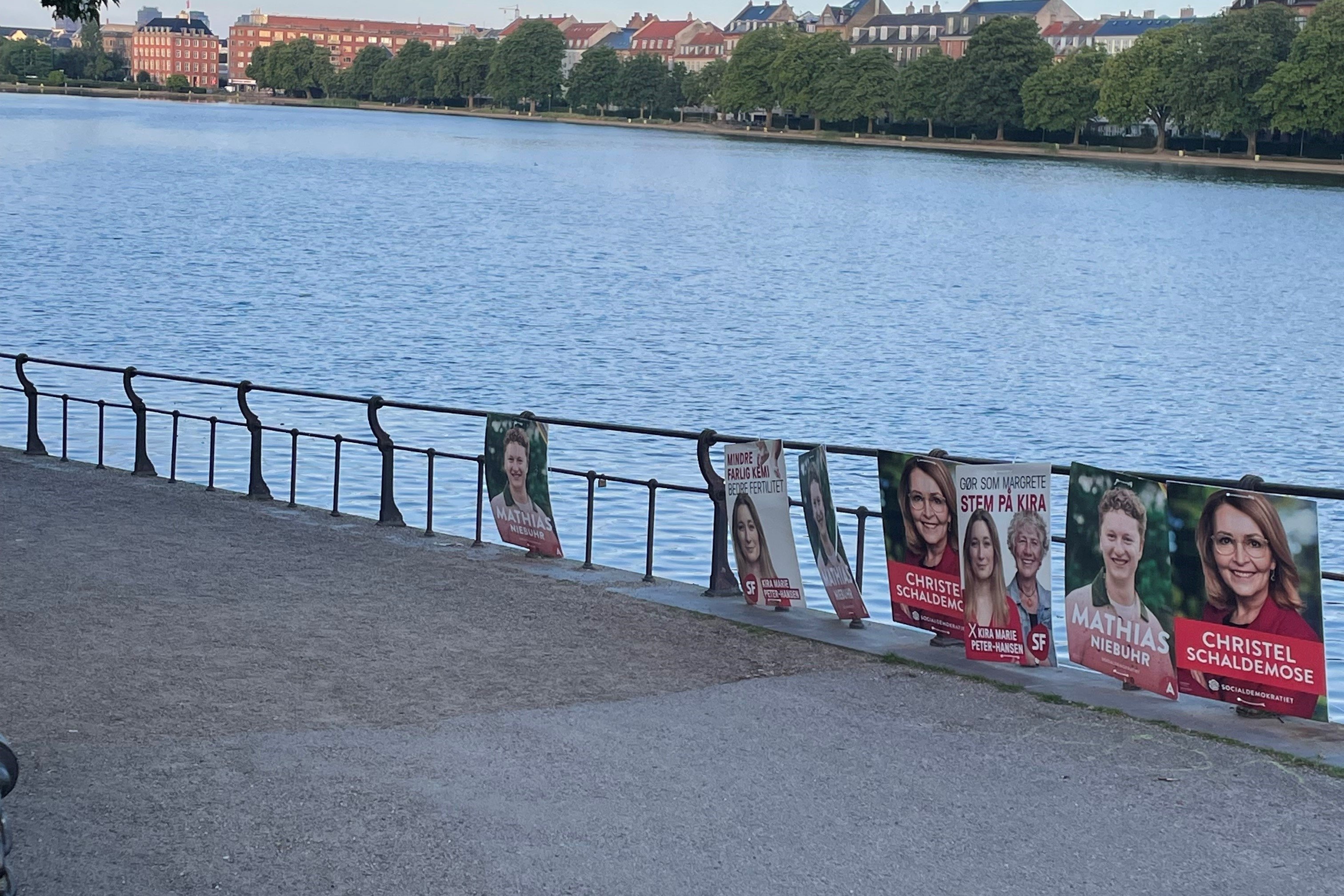 Ved Dronning Louises Bro i København hænger der tirsdag morgen fortsat valgplakater fra valget til EU-Parlamentet. De skulle have været taget ned før midnat.