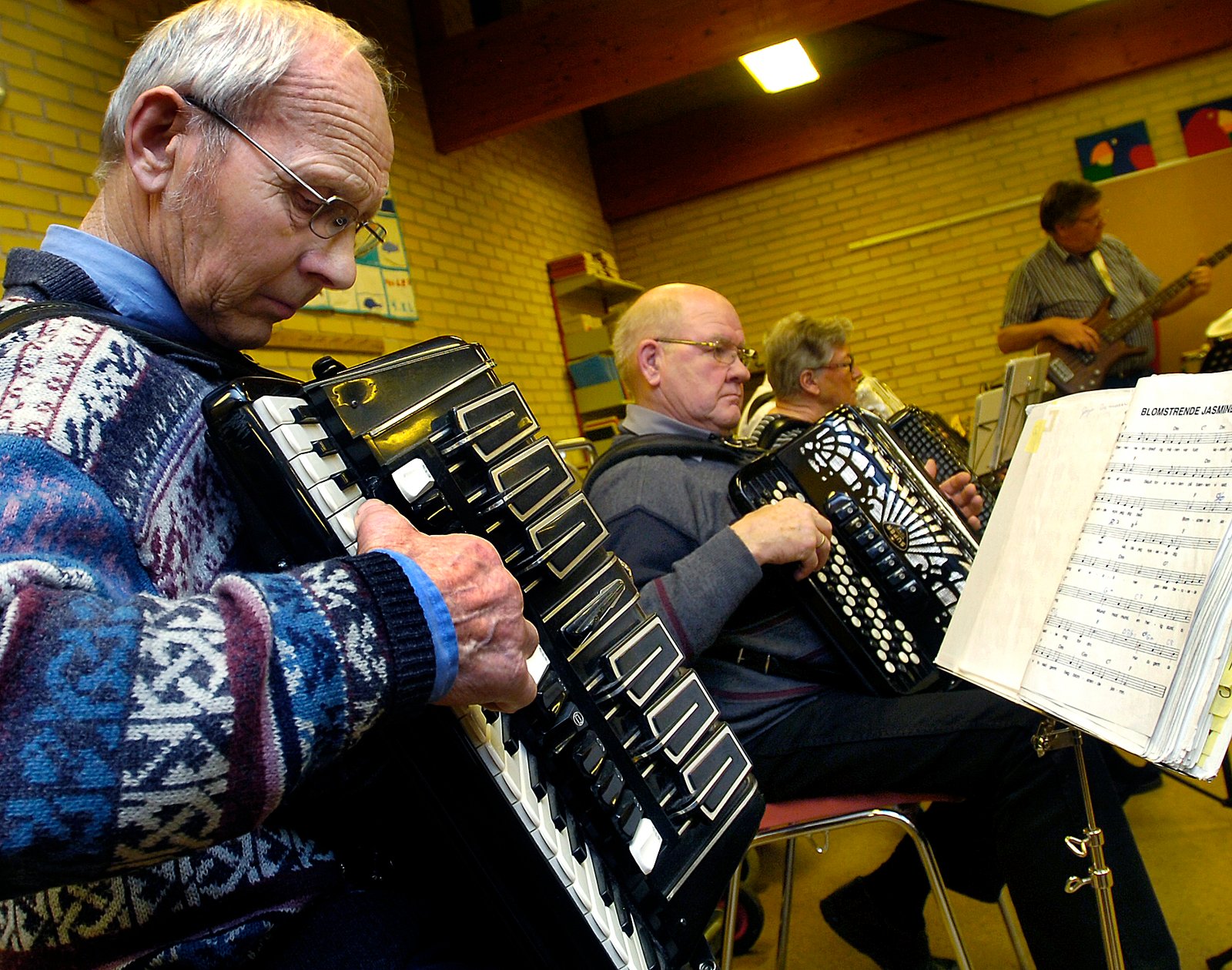 Der er musik til den store guldmedalje hver onsdag aften, når Reersø Harmonikaklub mødes til øveaften på Kirke Helsinge Skole.