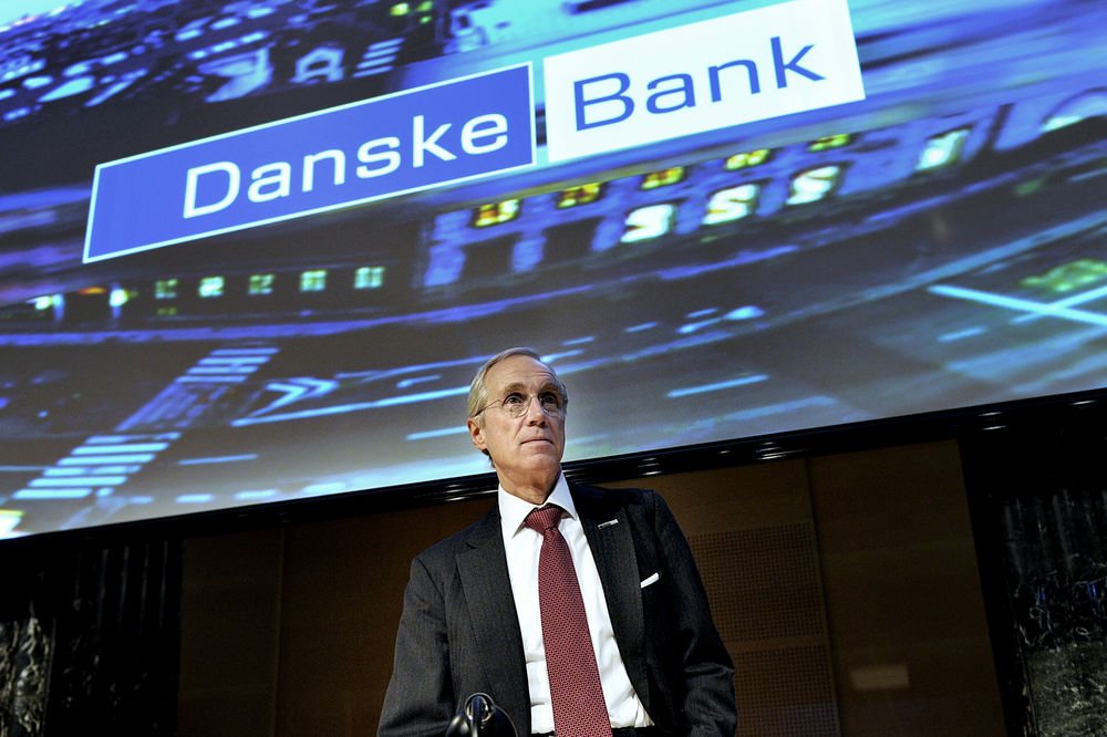 Danske Banks kunder bruger i stigende grad netbank og telefonisk rådgivning, forklarer bankens topchef.