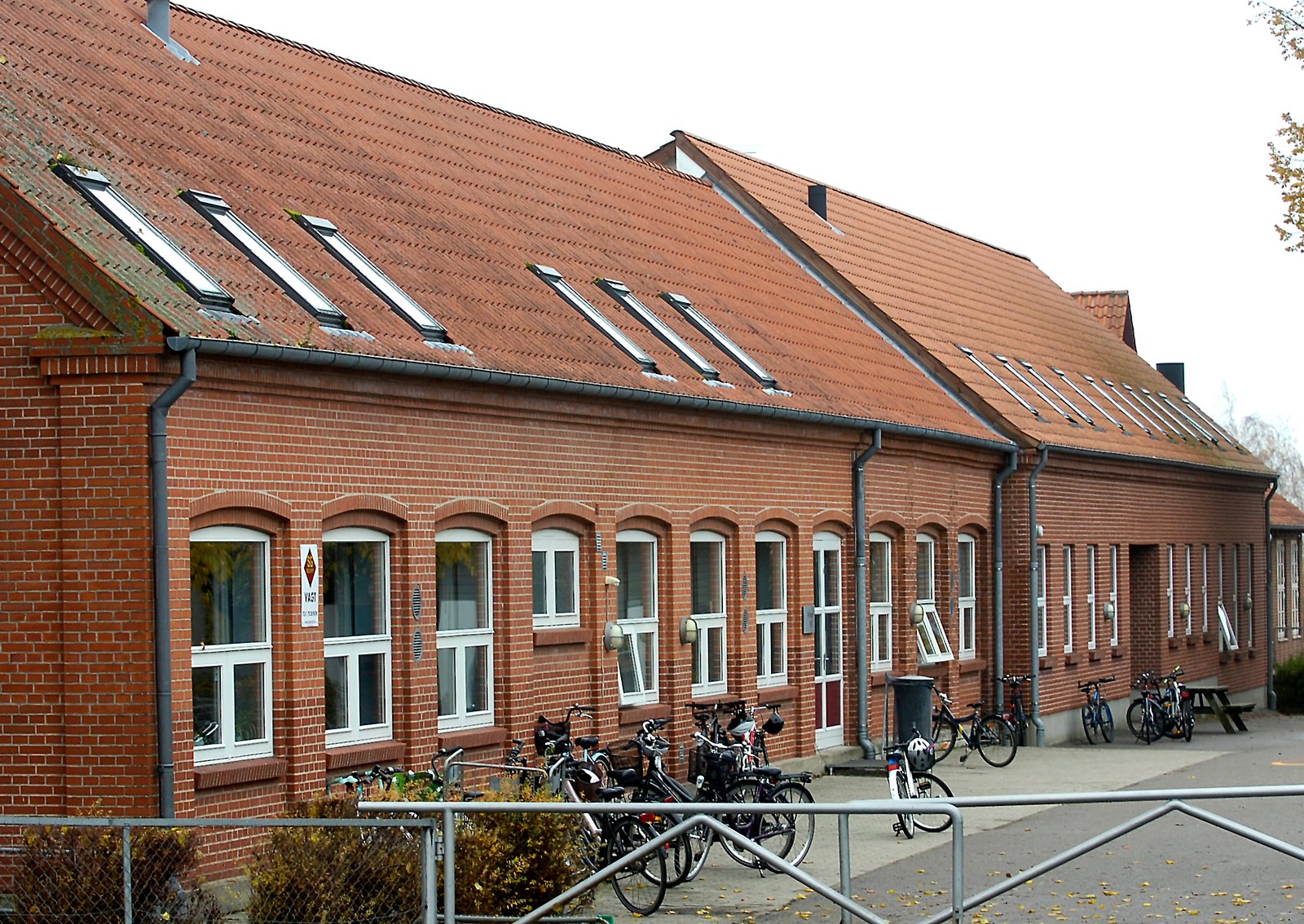 Holbæk ligger blandt de kommuner, hvor den største andel af skolebygninger har dårlige energimærker. Udby Skole (billedet) har energimærke D og en vurdering på 3 på en skala fra 1 til 5.