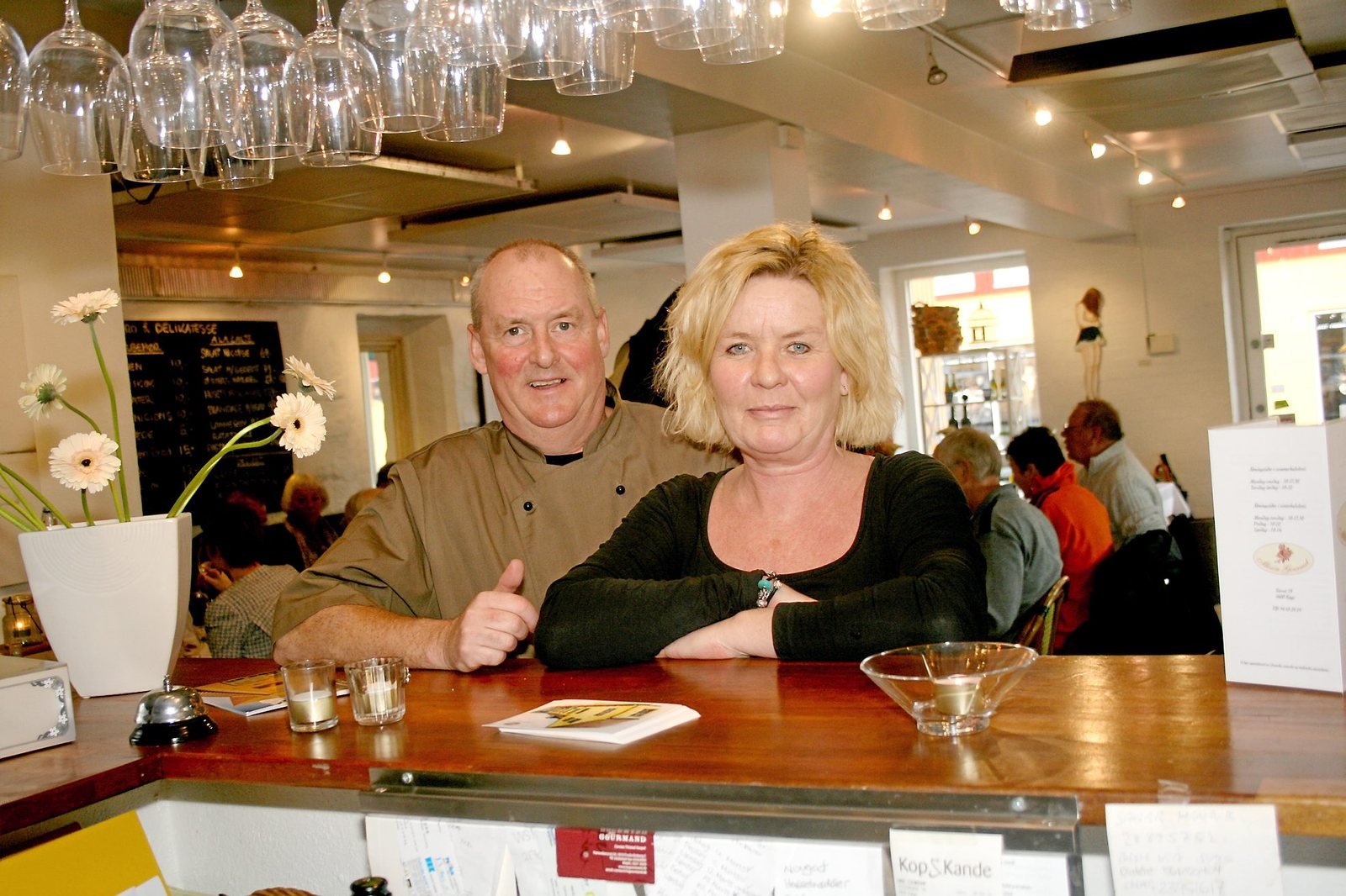 Tidligere hed den "Mesôn Gourmet" - nu hedder den "Den Franske Bistro". Ingen tvivl om, at det lille specielle spisested i G.F. 
  Petersens Gård på Torvet 19, der åbnede for knap to år siden, har haft en vanskelig start. Og det har på mange måder haft næsten alle odds imod sig.