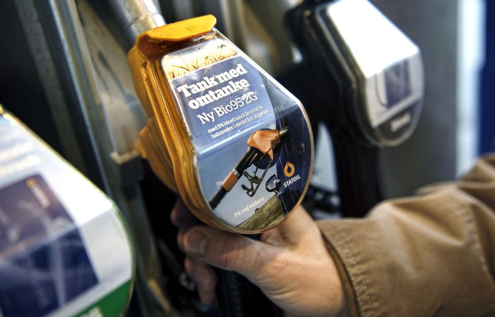 Danske bilister over store dele af landet kan nu tanke benzin med halmbaseret ætanol på tankstationer hos selskabet Statoil.