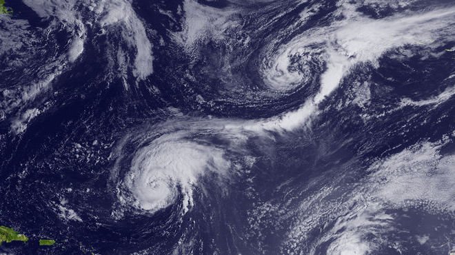 En orkan med vindstød af dødbringende kraft rammer det nordøstlige Australien lidt over middag.