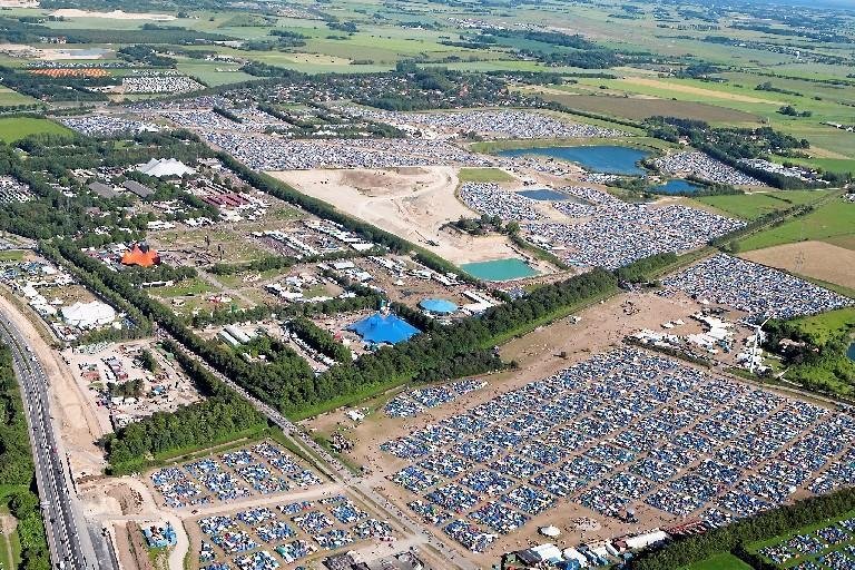 DSB gør deres til at få folk til Roskilde Festival uden at bruge bil. Der er fx 462 afgange til og fra festival-stationen direkte fra Roskilde Station.