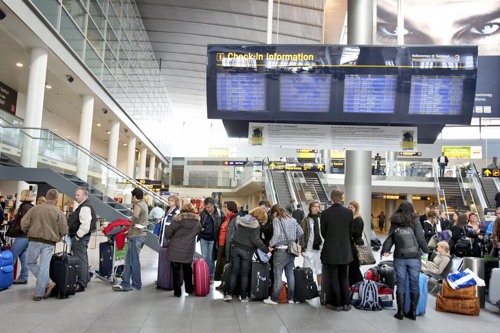 Et fagligt møde og kraftig blæst skaber problemer i lufthavnen i København.