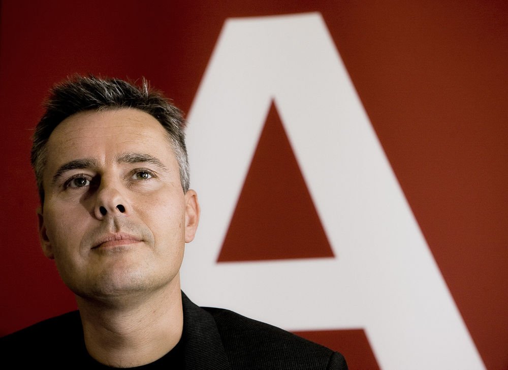 Socialdemokraterne vil ikke vil presse SF om euroen. En folkeafstemning haster ikke på grund af usikkerhed om euroen, siger politisk ordfører Henrik Sass.