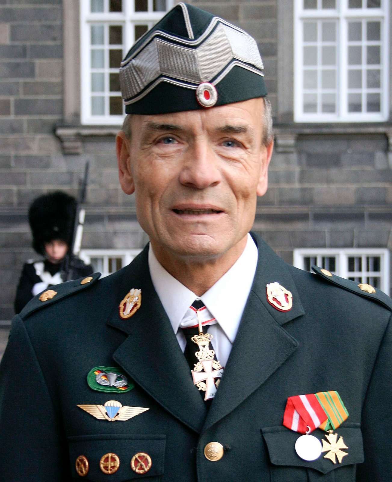 De Konservative mister med Helge Adam Møller en politisk veteran med militært tilsnit.