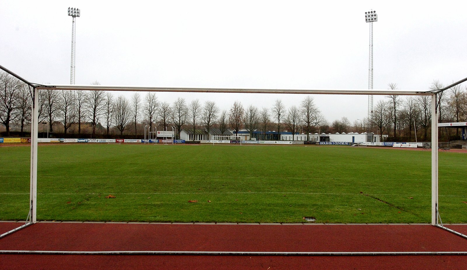 Det nedslidte Holbæk Stadion lever ikke op til DBU's krav til divisionsklubbernes hjemmebaner. Hvis forholdene ikke bliver forbedret inden næste sommer, kan det være slut med topfodbold på Borgmestergårdsvej.