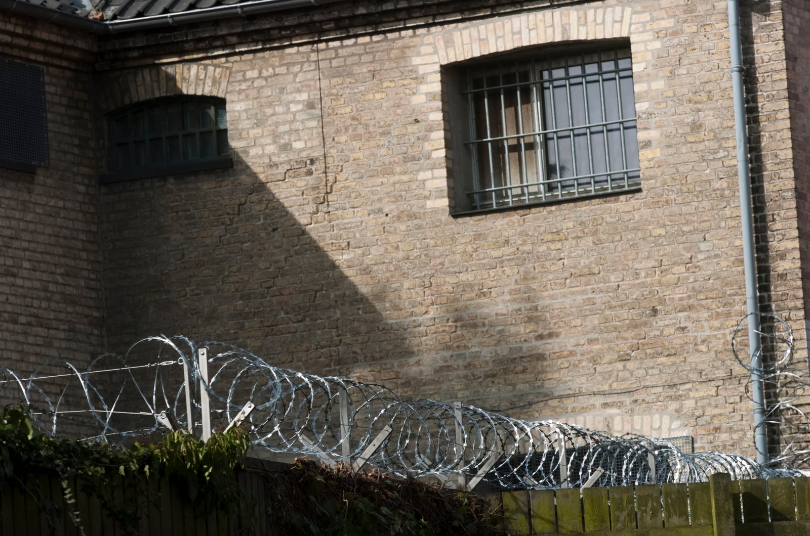 Arresthuset i Kalundborg er blevet sikret med nato-pigtråd. Det er for at højne den generelle sikkerhed - ikke på grund af særlige indsatte.