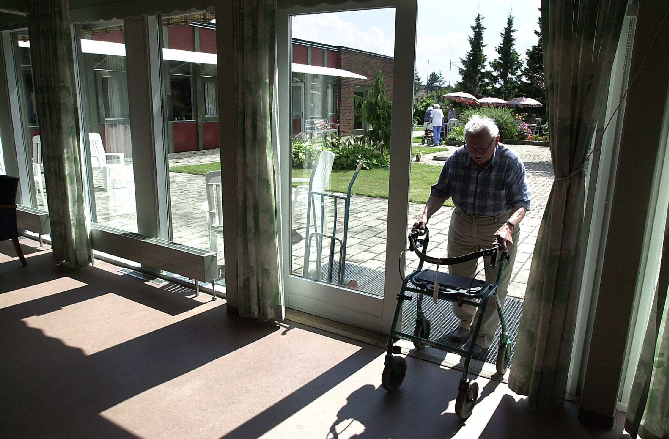 Magtanvendelse i ældreplejen kan for eksempel være at forhindre ælde i at forlade plejecentre, hvis de ikke kan klare sig på egen hånd.