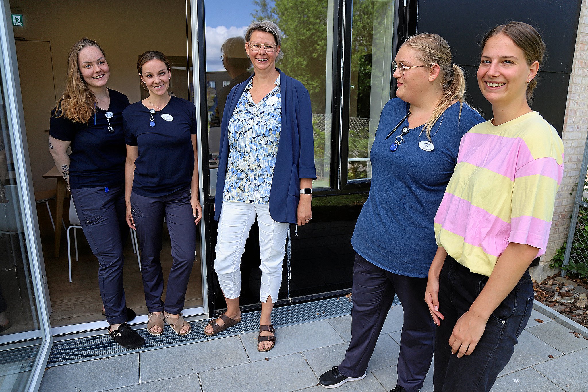 Danmark mangler sosu'er, men på Sophienborg Plejehjem har de ikke svært ved at finde nye medarbejdere. Fra venstre mod højre sosu-assistent Emma Bang Stanhardt, sosu-assistent Josefine Kayser, områdeleder Karina Sommer, sosu-assistent Camilla Gjesing Hansen og sosu-assistent med EUX-uddannelse Naja Larsen.