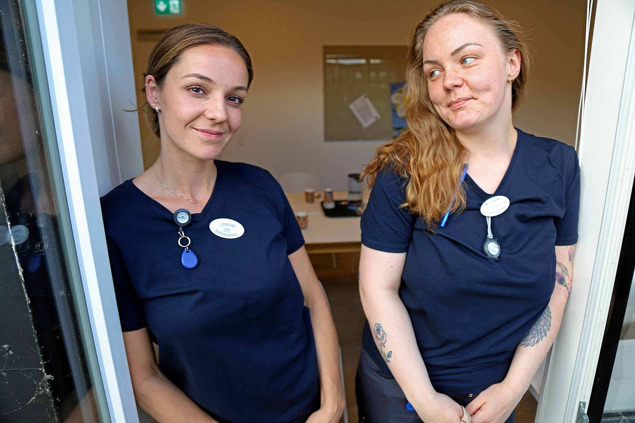 Ønsket om at arbejde med mennesker og hjælpe folk har gjort, at de blev social- og sundhedsassistenter. Fra venstre er det Josefine Kayser og Emma Bang Stanhardt, begge social- og sundhedsassistenter på Sophienborg.