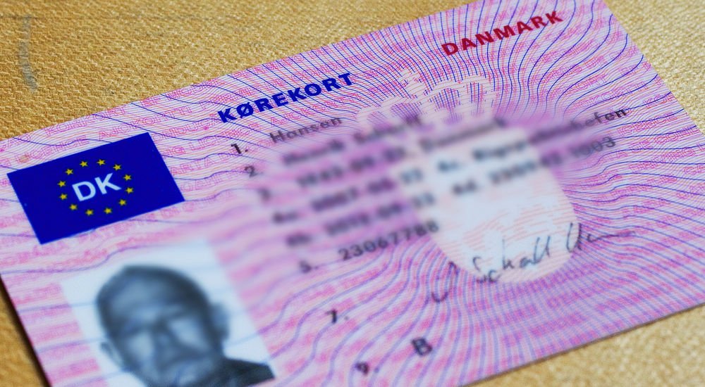 Mange nye kørekort kan ikke bruges i udlandet, hvis man vil køre med manuelt gear.