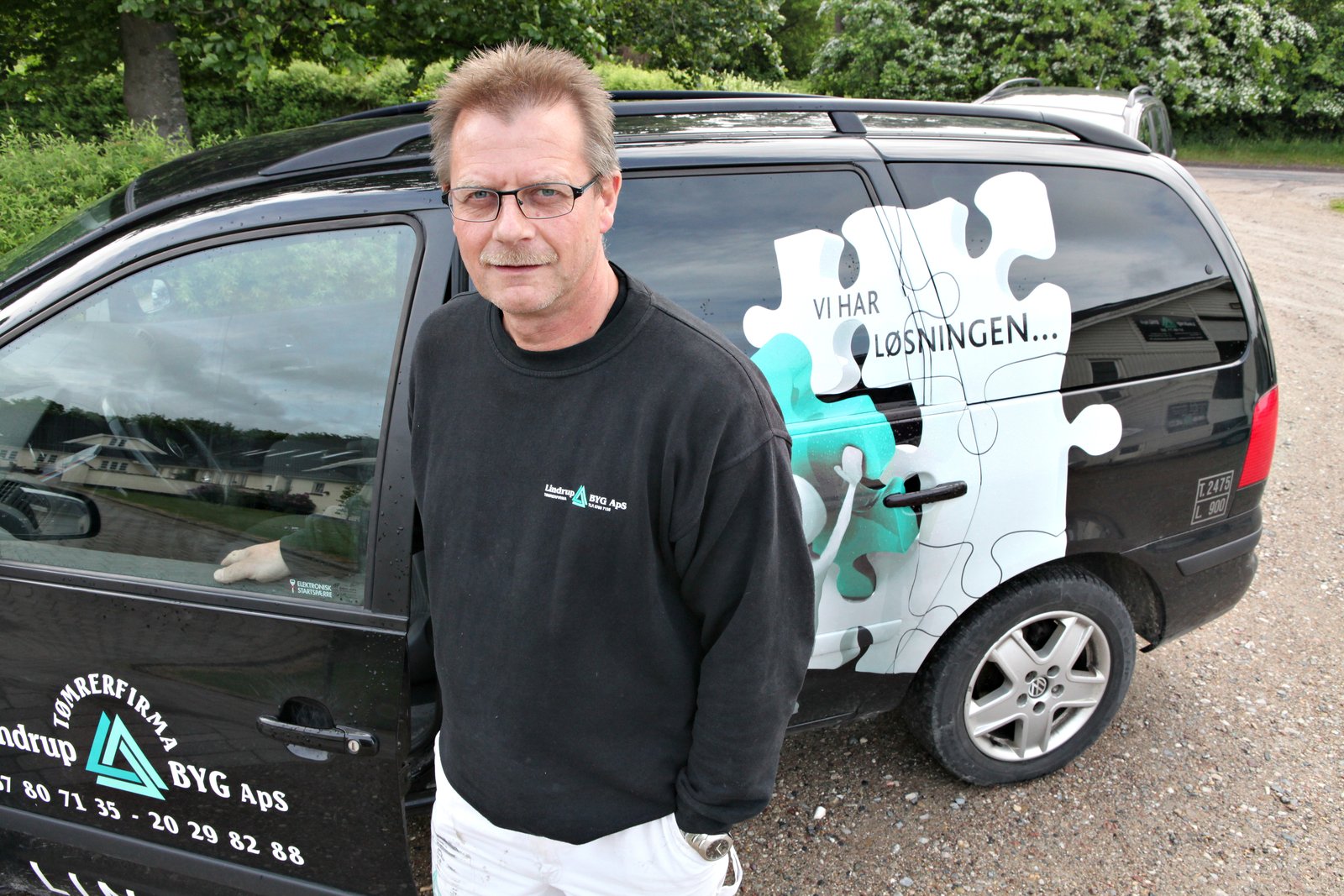 Efter et halv års tid, hvor værksted og biler har holdt stille, er der igen gang i Lindrup Byg