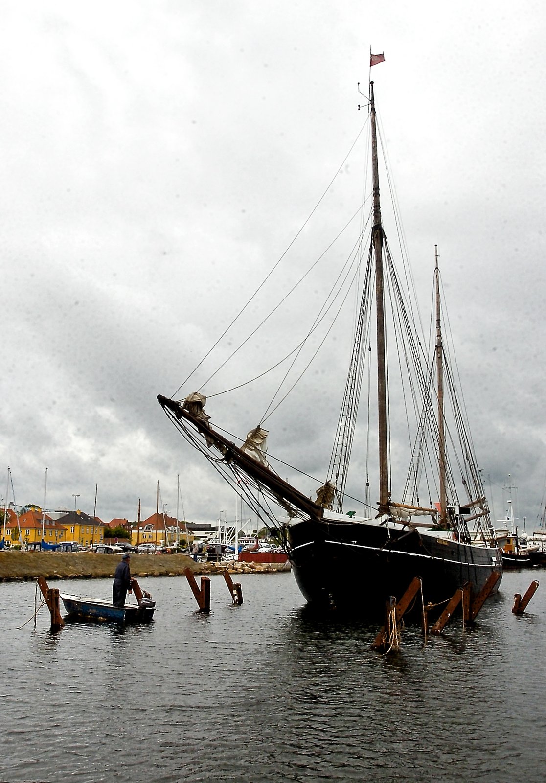 Nationalmuseets Galease »Anna Møller« anløb mandag morgen Holbæk Havn for at komme på bedding, skriver Venstrebladet.