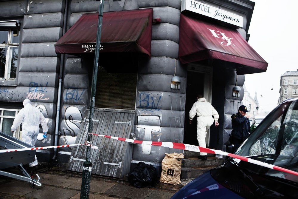 Den mistænkte bombemand ankom tidligt om morgenen til det Hotel Jørgensen, hvor en bombe ved et uheld eksploderede mellem hænderne på ham senere på ugen.