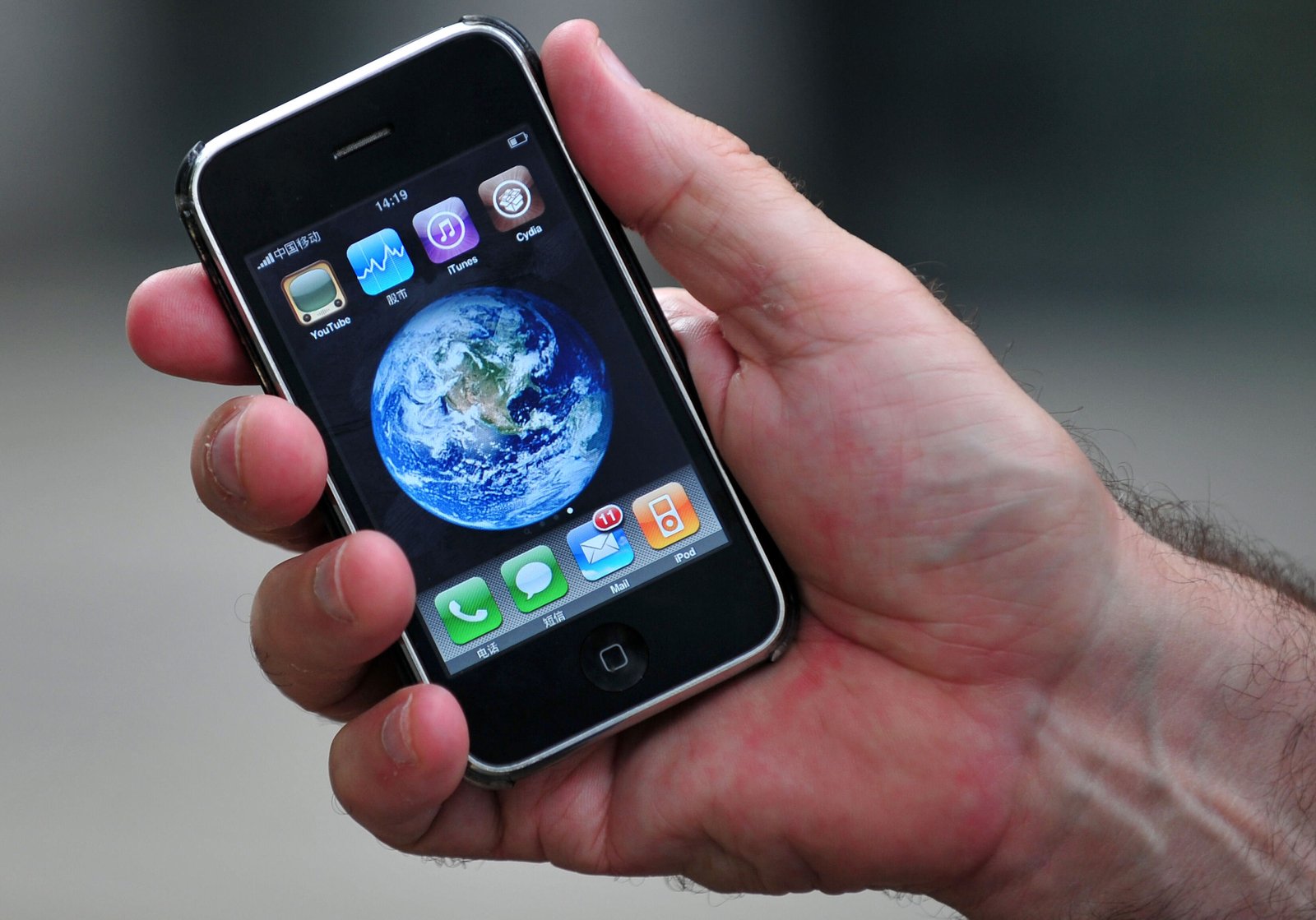 Danskerne har opdaget mobilen som deres nye indkøbskurv. Eksperter varsler en handelsrevolution på markedet.