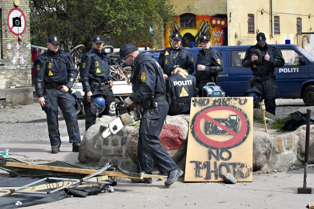 Politiet konfiskerer pistol, masser af baseballkøller og otte kilo hash under timelang razzia på Christiania