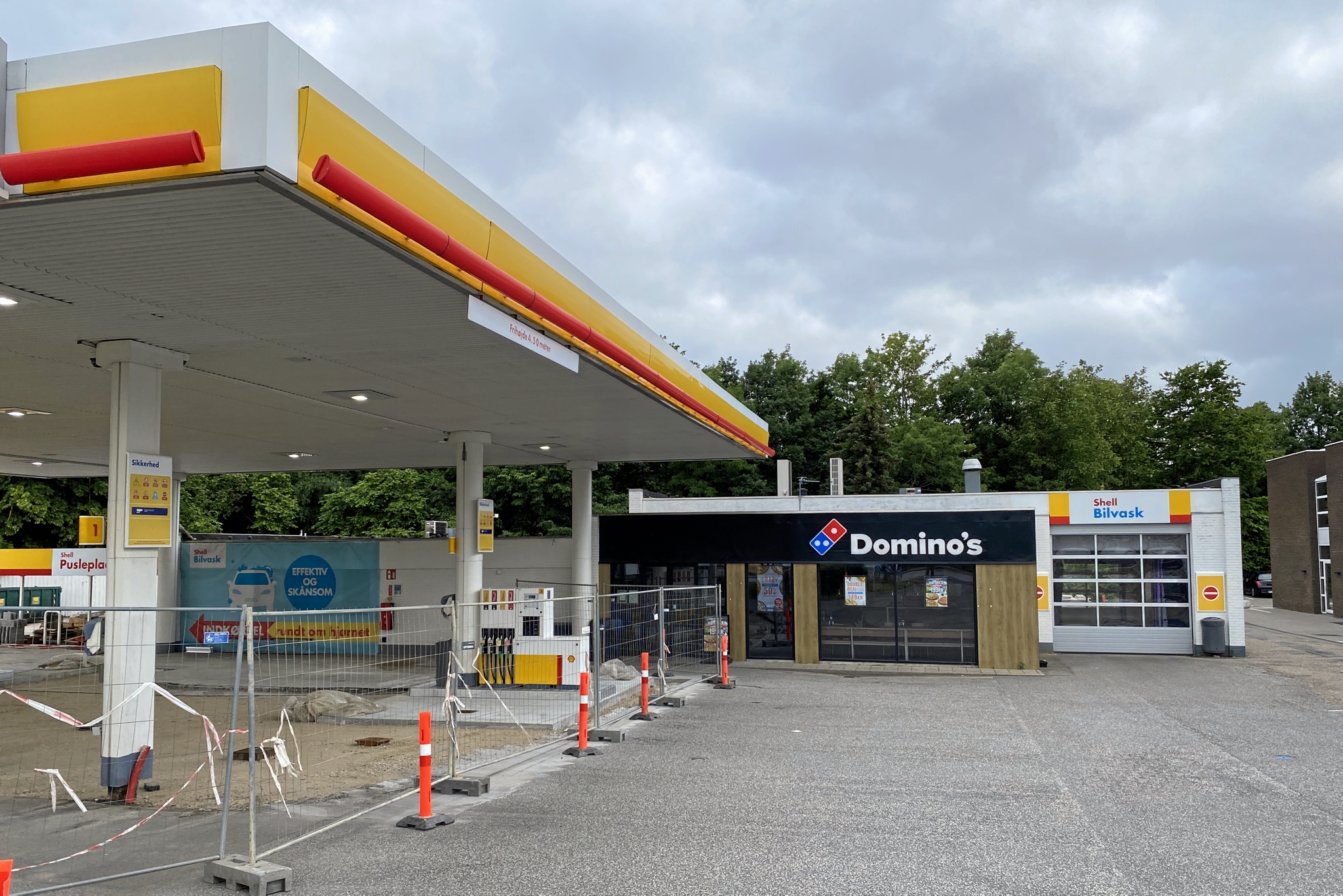 Shell deler adresse med Domino's Pizza på Københavnsvej. Det er stadig muligt at købe pizza, men man kan ikke tanke eller få vasket bilen. - Lars Ahn Pedersen Shell deler adresse med Domino's Pizza på Københavnsvej. Det er stadig muligt at købe pizza, men man kan ikke tanke eller få vasket bilen.