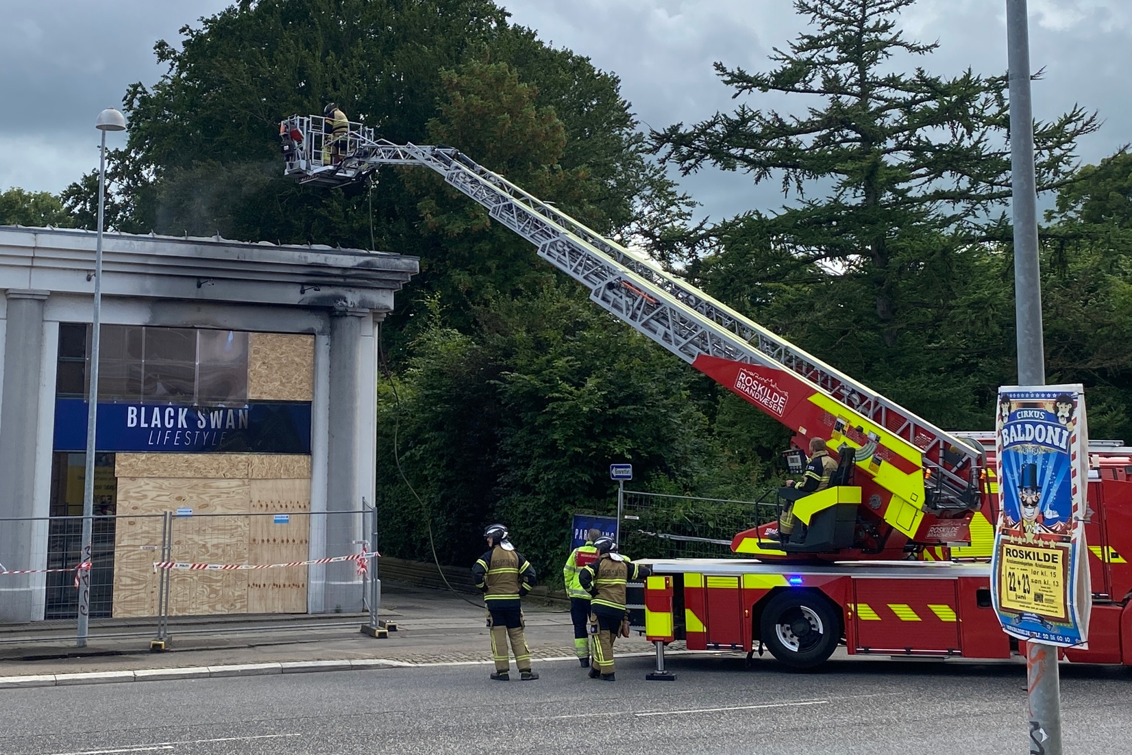 Brandfolkene måtte have en lift i brug for at få slukket de ulmende gløder på taget. - Lars Ahn Pedersen Brandfolkene måtte have en lift i brug for at få slukket de ulmende gløder på taget.
