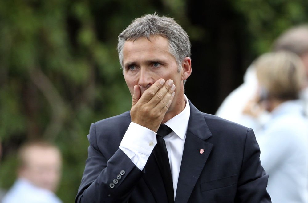 Den norske statsminister, Jens Stoltenberg, var meget berørt, da han mødte pressen efter sit møde med ofre.