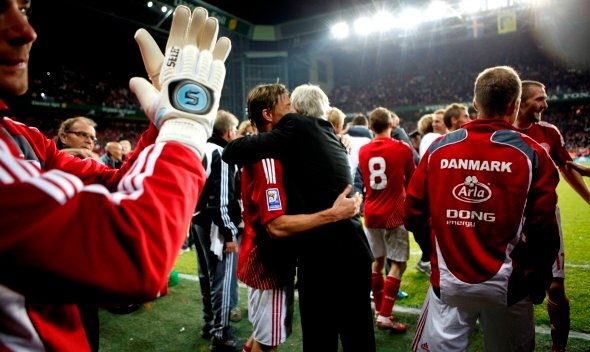 DBU får 60 millioner kroner de næste fire år, når Arla og Dong forlænger sponsoratet af fodboldlandsholdet. Mejeribranchen har været sponsor siden 1987.