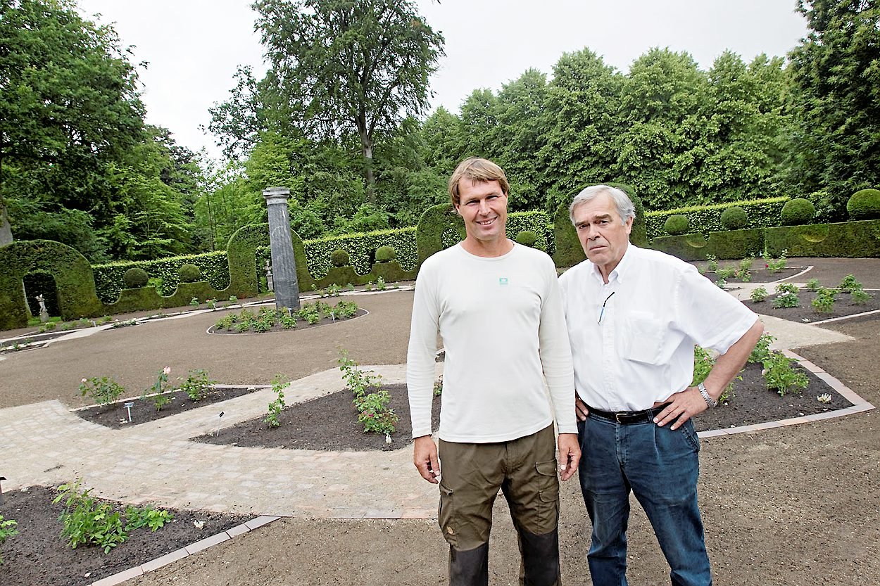Tidligere slotsforvalter John Kidde-Hansen (th.) er afgået ved døden, 79 år gammel. Her ses han i forbindelse med den reetablerede rosenhave i 2011.