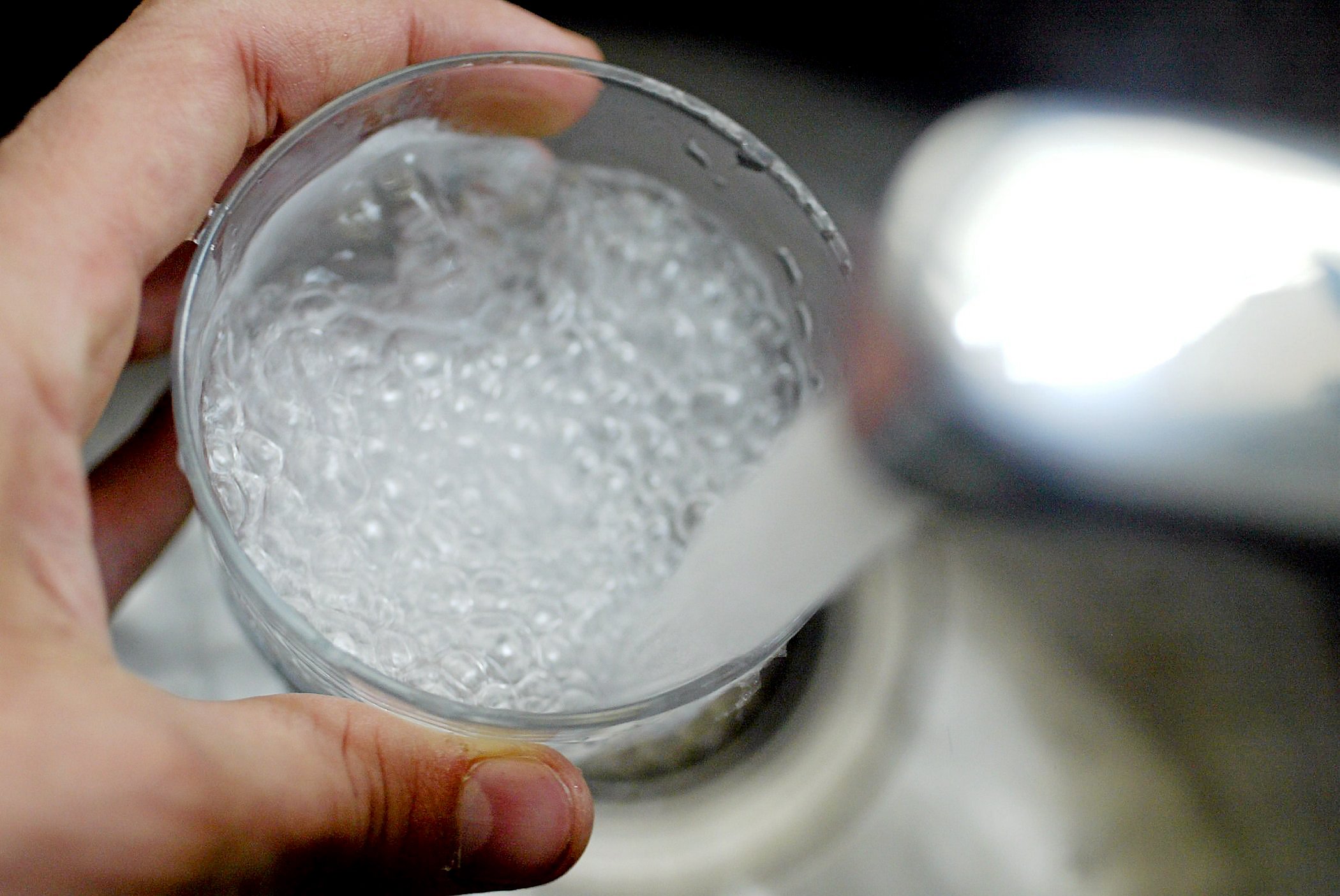 Humlebæk Vandværk er nu igen i drift, og tidligt i morges blev rent vand sendt ud til borgerne i Humlebæk.