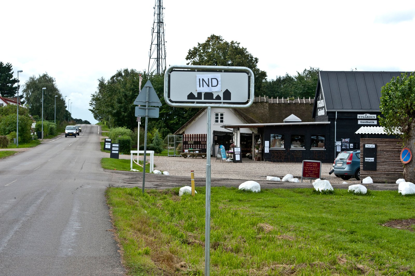 En klynge huse på Højbyvej ved Nygården har fået navnene Ind og Ud, skriver Venstrebladet.