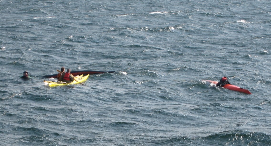 Ni kajakroere kom fredag eftermiddag i havsnød, da de på vej fra Nekselø til Sejerø blev overrasket af blæsevejr. To roere faldt i vandet, men blev reddet af Sejerø-færgen, og to andre blev udmattede hentet af en redningsbåd. De øvrige klarede sig selv i land.