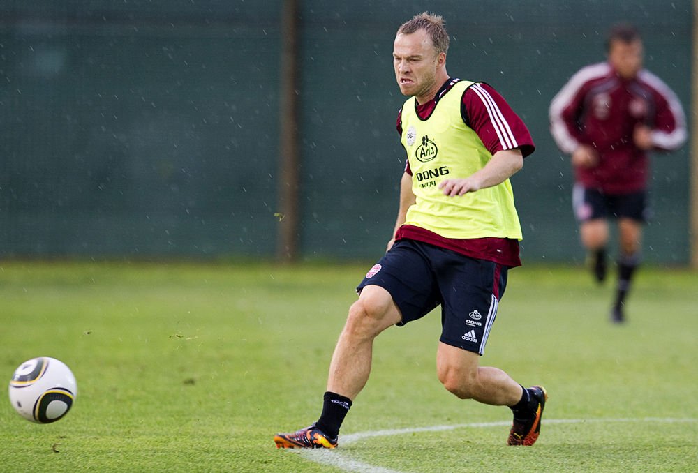 Landsholdsspilleren i fodbold Lars Jacobsen skifter på en fri transfer fra Blackburn til West Ham. Forsvarsspilleren har underskrevet en etårig kontrakt.