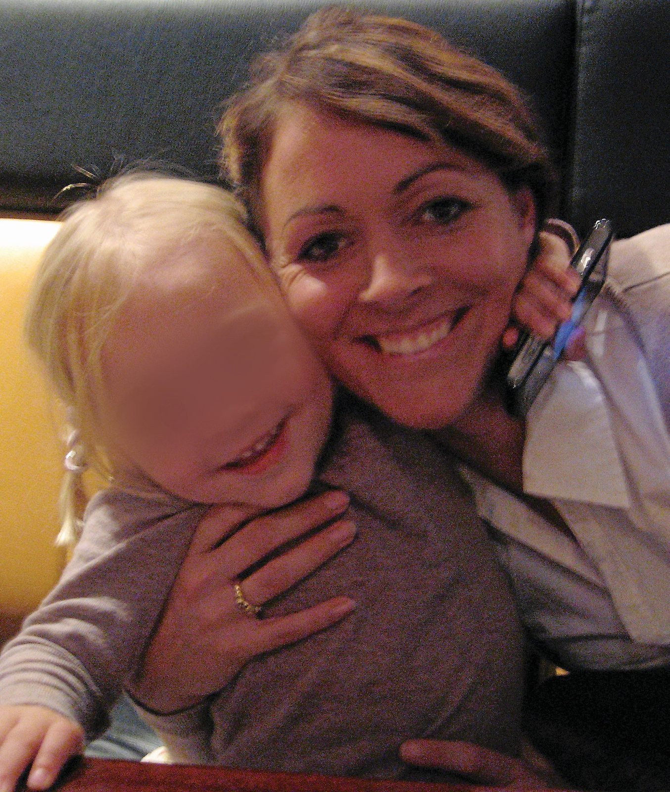 Næstved/Faxe Ladeplads: Veninderne til den skuddræbte Anita Scheuermann er i chok over den ufattelige tragedie, der har ramt tre-årige Victoria.
