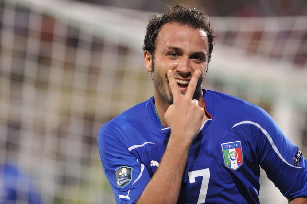 Næste års EM får med garanti deltagelse af Spanien og Italien, der tirsdag blev klar til slutrunden.