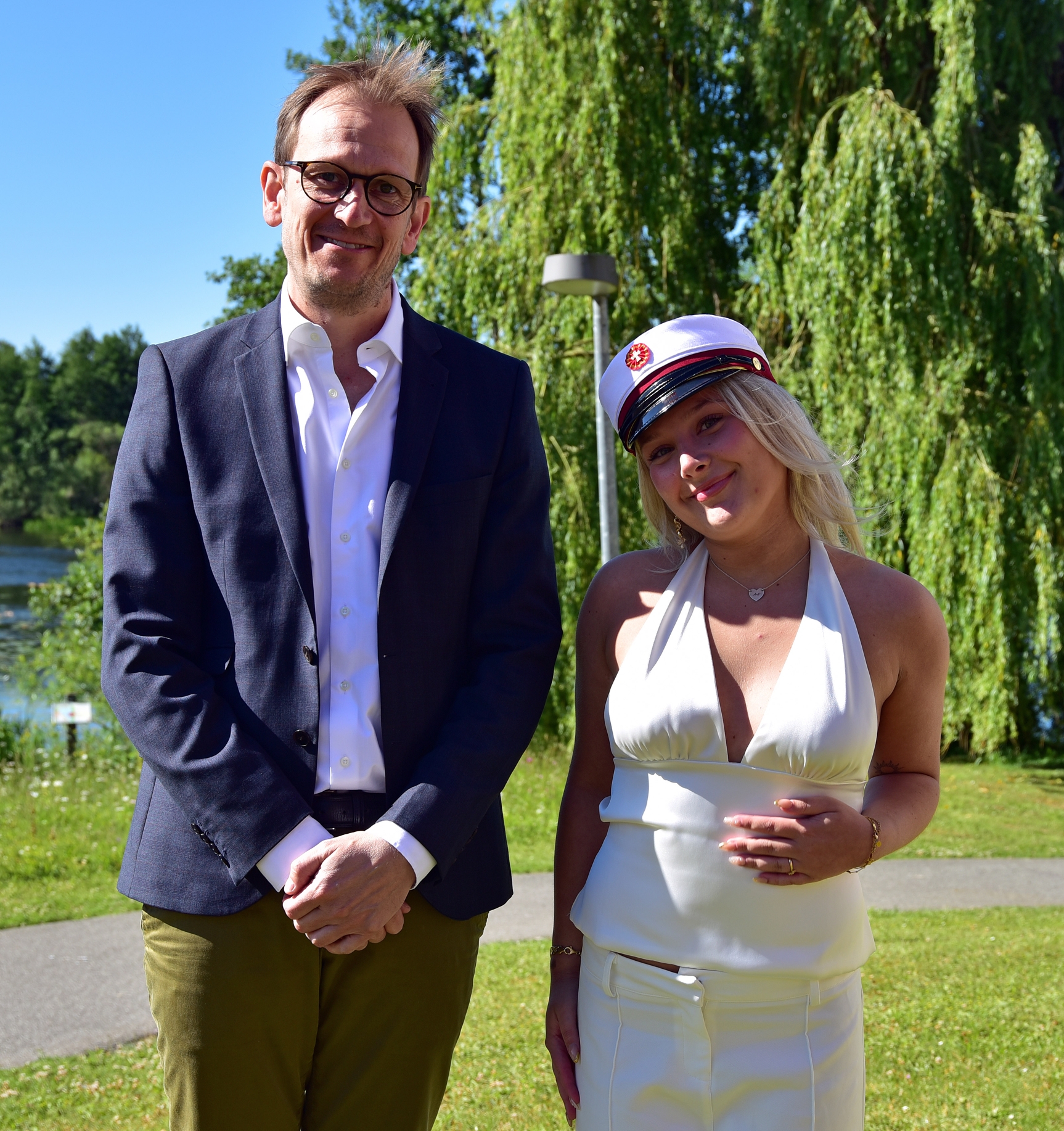 Traditionen tro kunne Anna-Maria Volodin hejse flaget på skolen sammen med rektor Anders Krogsøe. - Claus Hartvig Rude Traditionen tro kunne Anna-Maria Volodin hejse flaget på skolen sammen med rektor Anders Krogsøe.