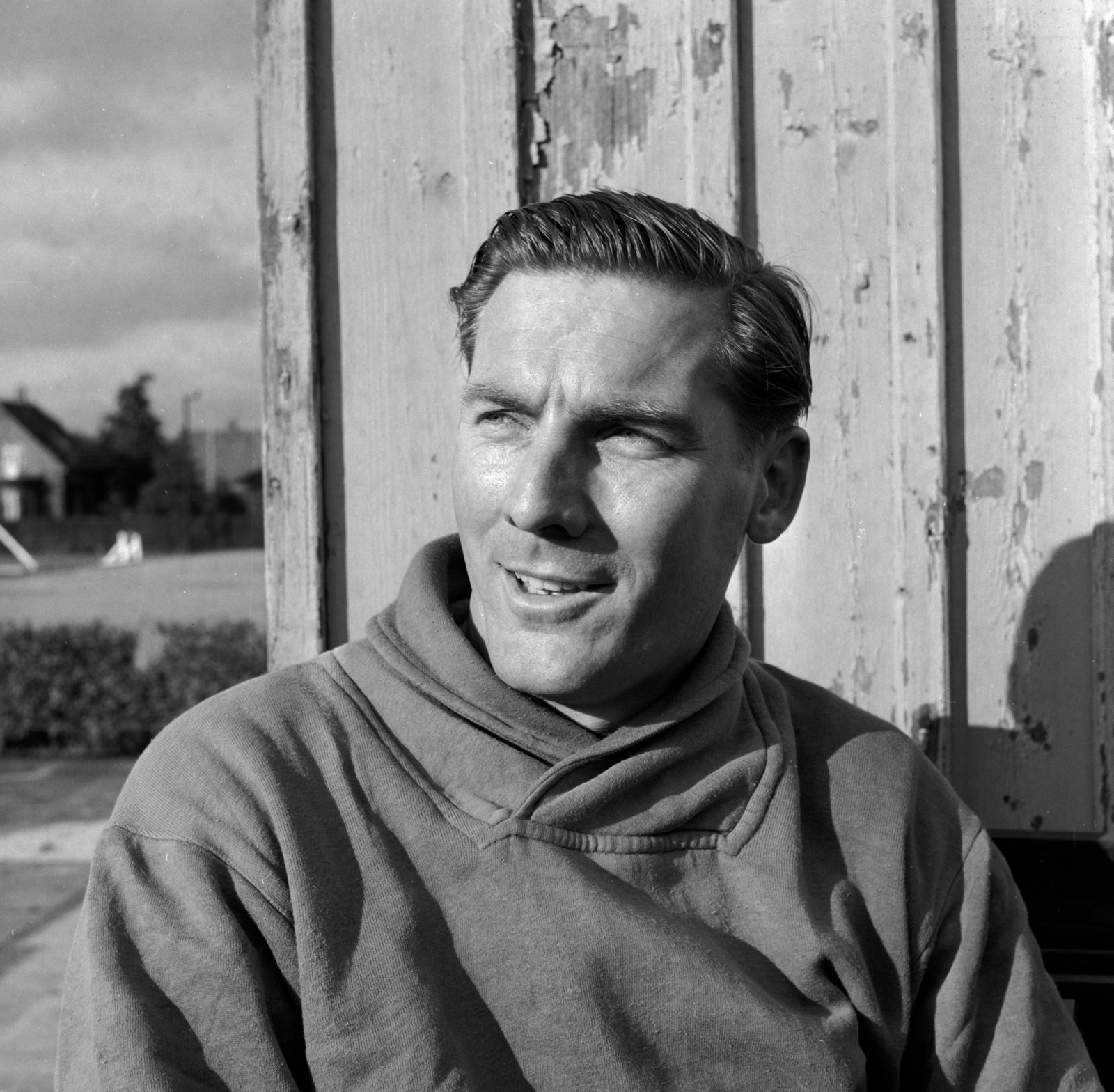 Den tidligere fodboldspiller Carl Aage Præst, som var med til at vinde OL-bronze, er død i en alder af 89 år.