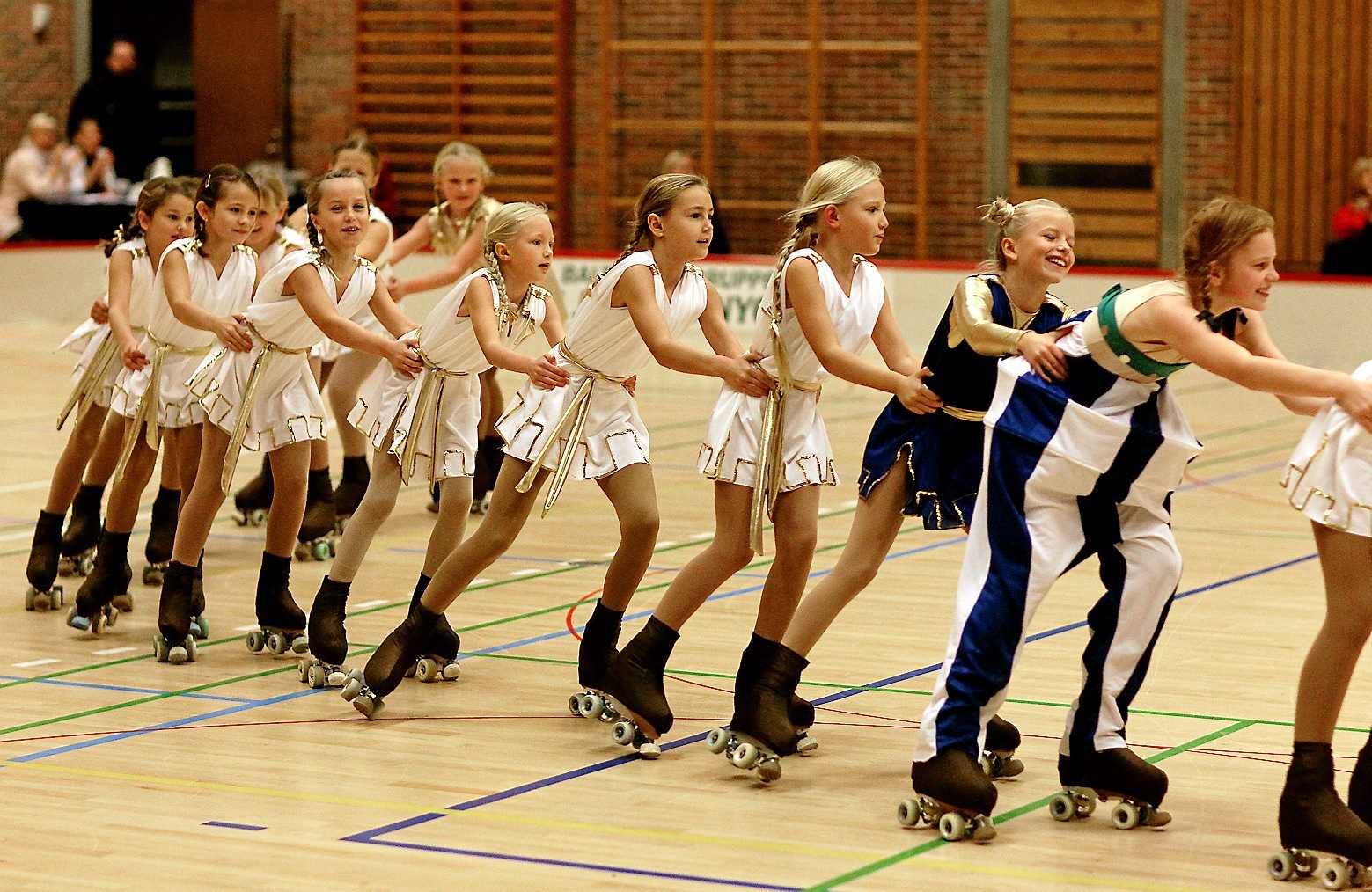 Smørum Rulleskøjteløbs showhold "Mission Cleopatre" på gulvet i Balsmosehallen i Smørum.