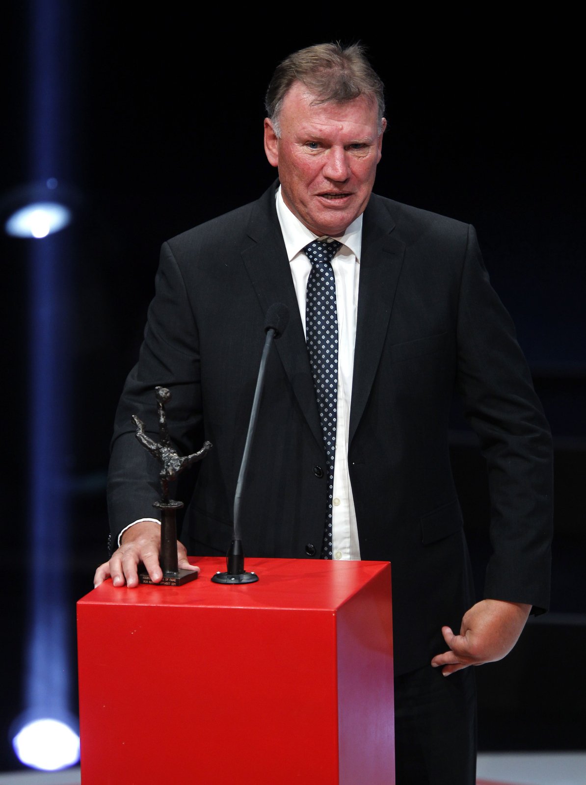 Den tidligere landsholdskæmpe blev hædret ved TV-showet Fodbold Awards mandag.