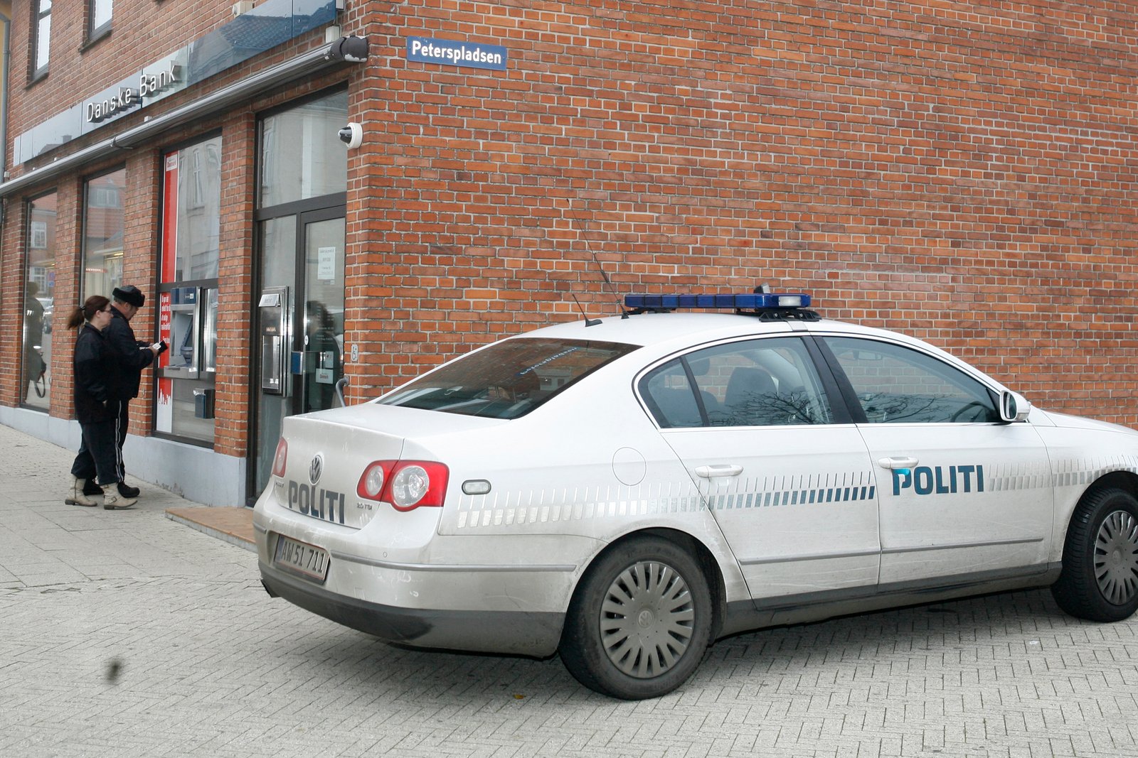 Danske Bank i Vig blev udsat for røveri onsdag eftermiddag. Politiet leder nu efter tre gerningsmænd.
