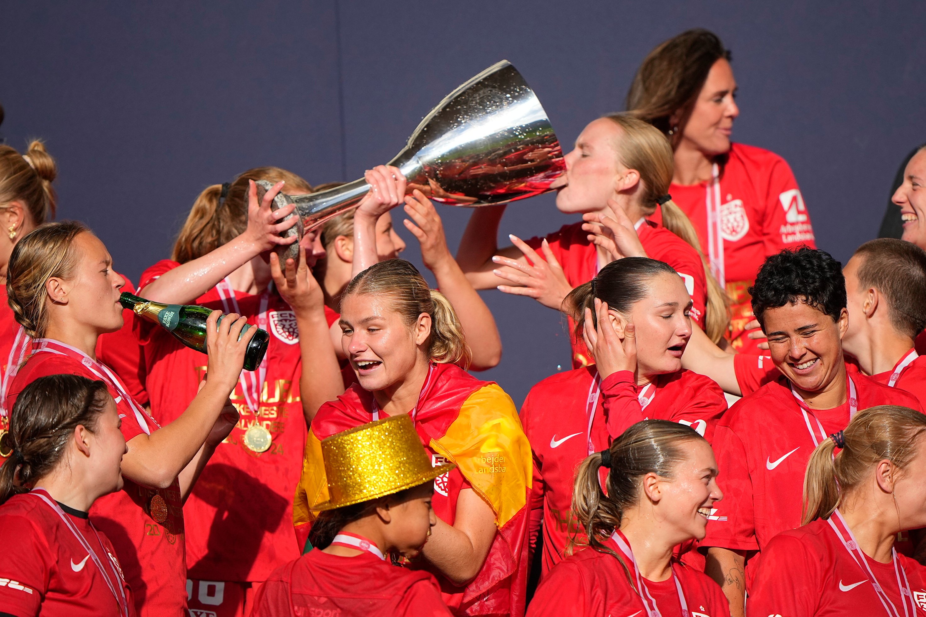 Jessica Davis (bagerst th.) har i bare en enkelt sæson været sportsdirektør for kvinderne i FC Nordsjælland og sat to titler ind på kontoen. Nu gælder det Europa.