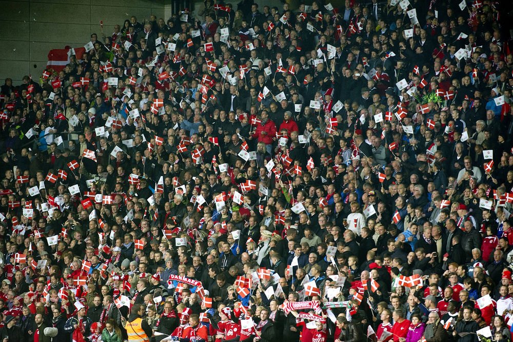 Det europæiske fodboldforbund (Uefa) startede mandag salget af billetter til fodbold-EM i Polen og Ukraine.