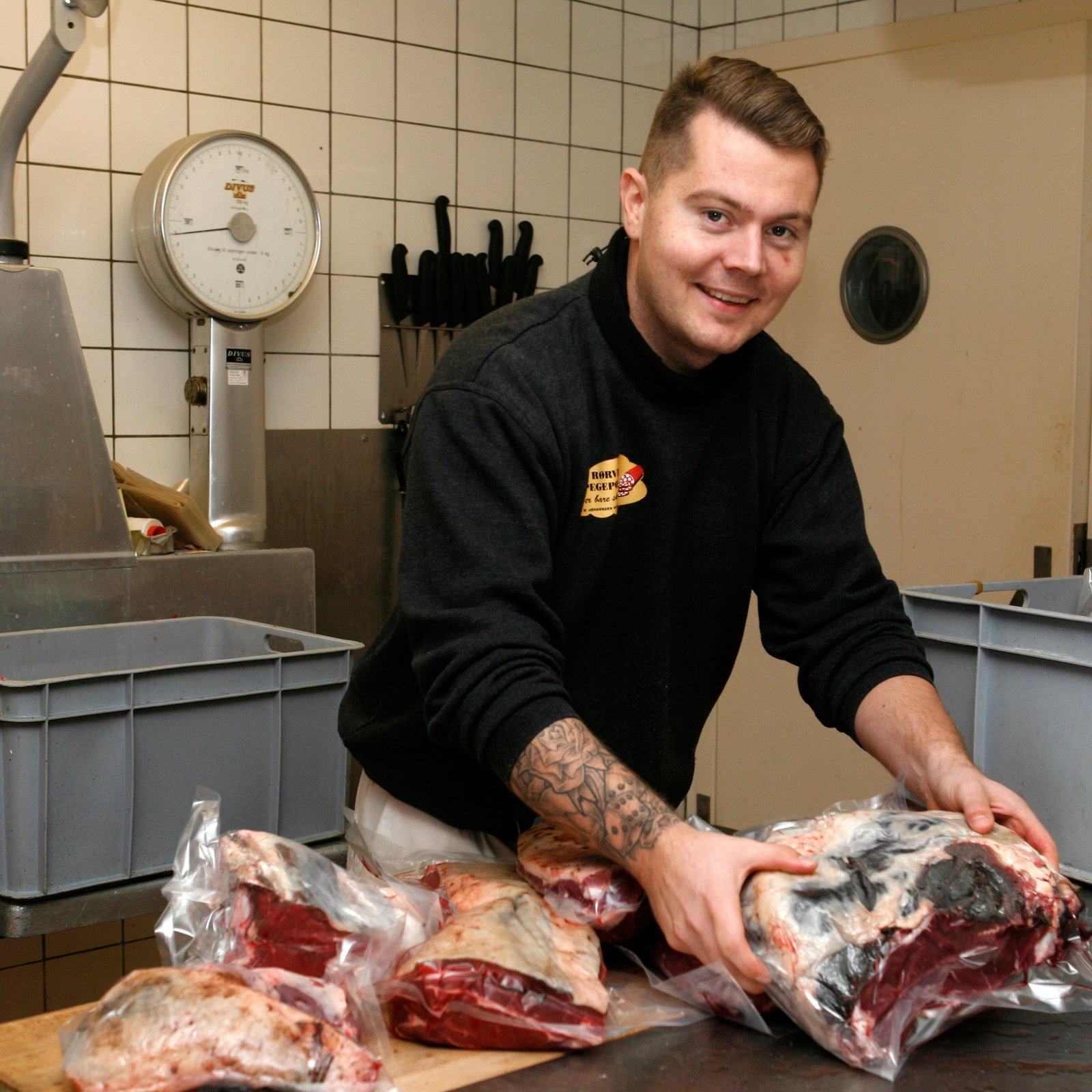 Hvis man ikke har planer om at bruge sin tid på at lave mad til nytårsaften, kan man allerede nu bestille en lækker nytårsmenu hos Rørvig Slagteren.