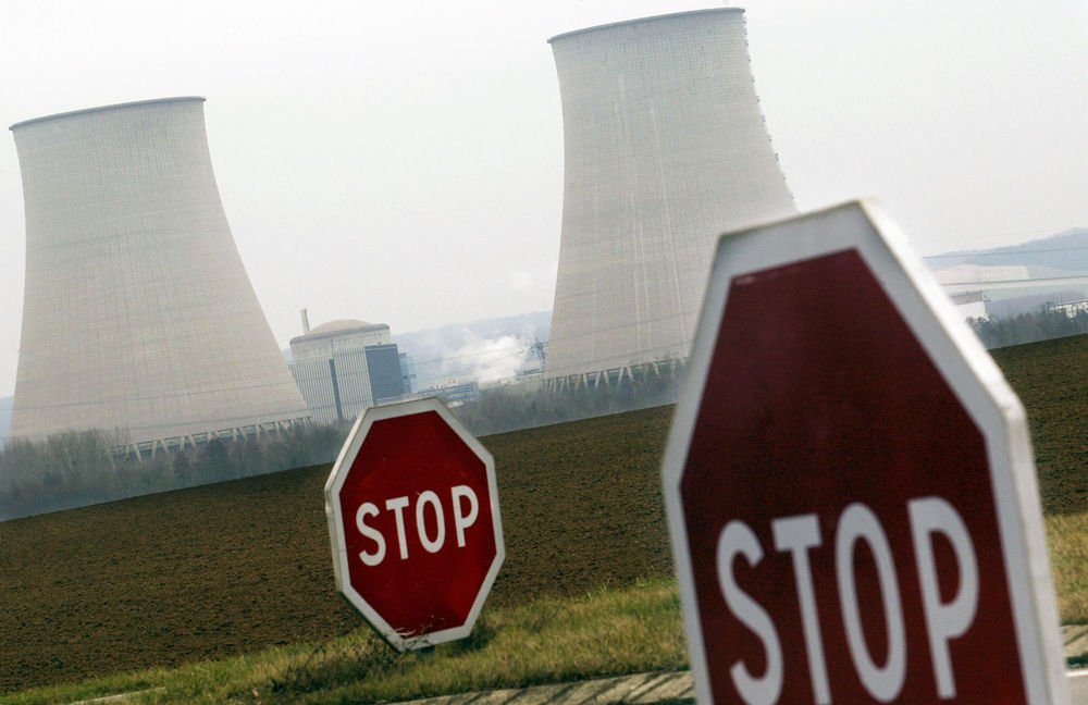 Greenpeace sender aktivister ind på fransk atomkraftværk nær Paris for at udstille værkets sårbarhed.