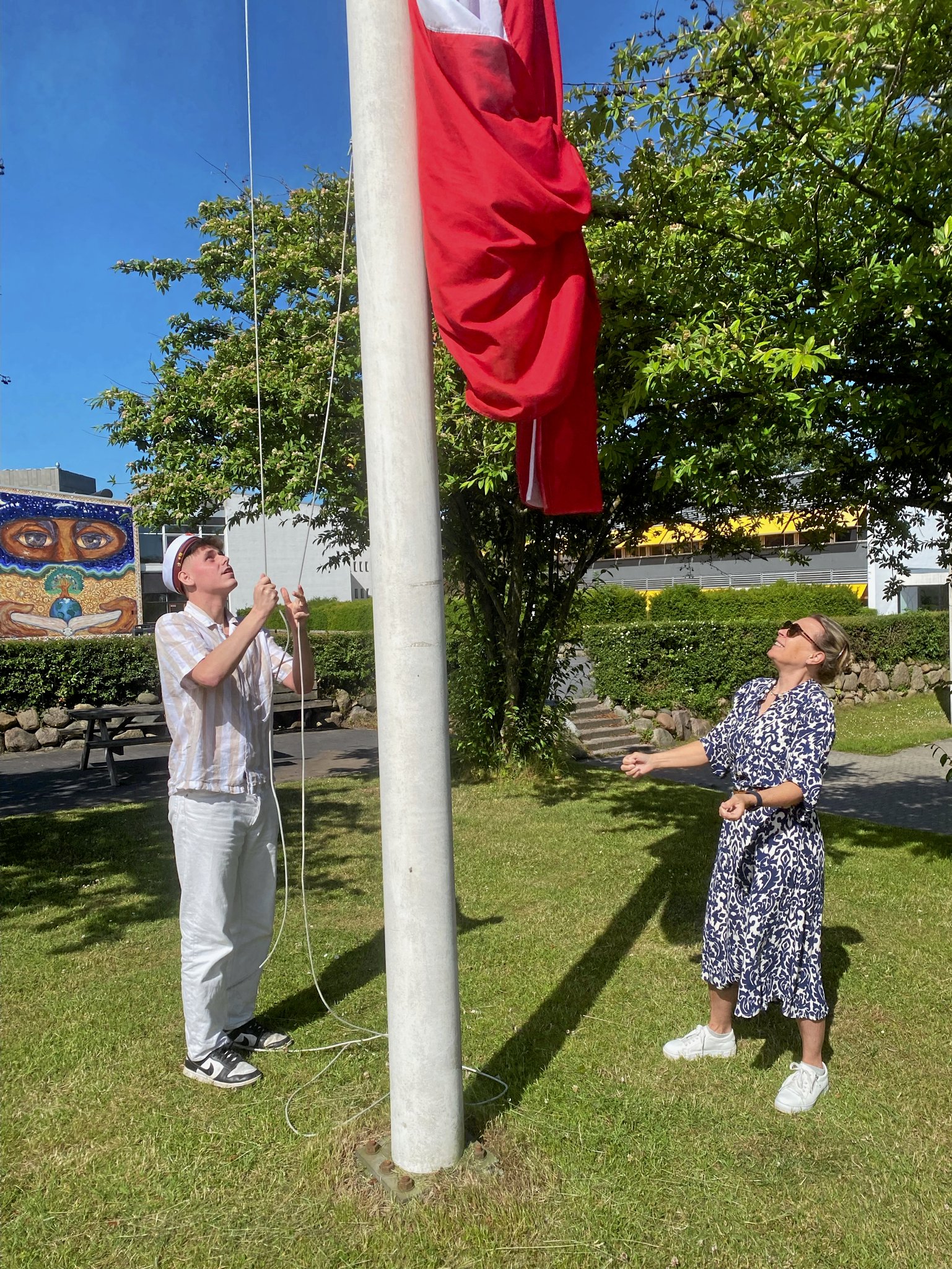 Første student 2024 på Gladsaxe gymnasium hejser flaget