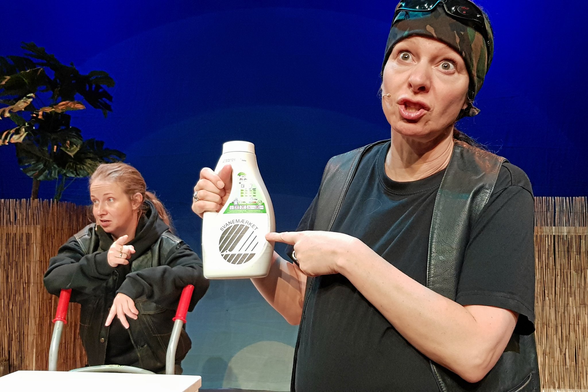 Christine Exner som rocker, der anbefaler det sorte svane-mærke til hvidvask.