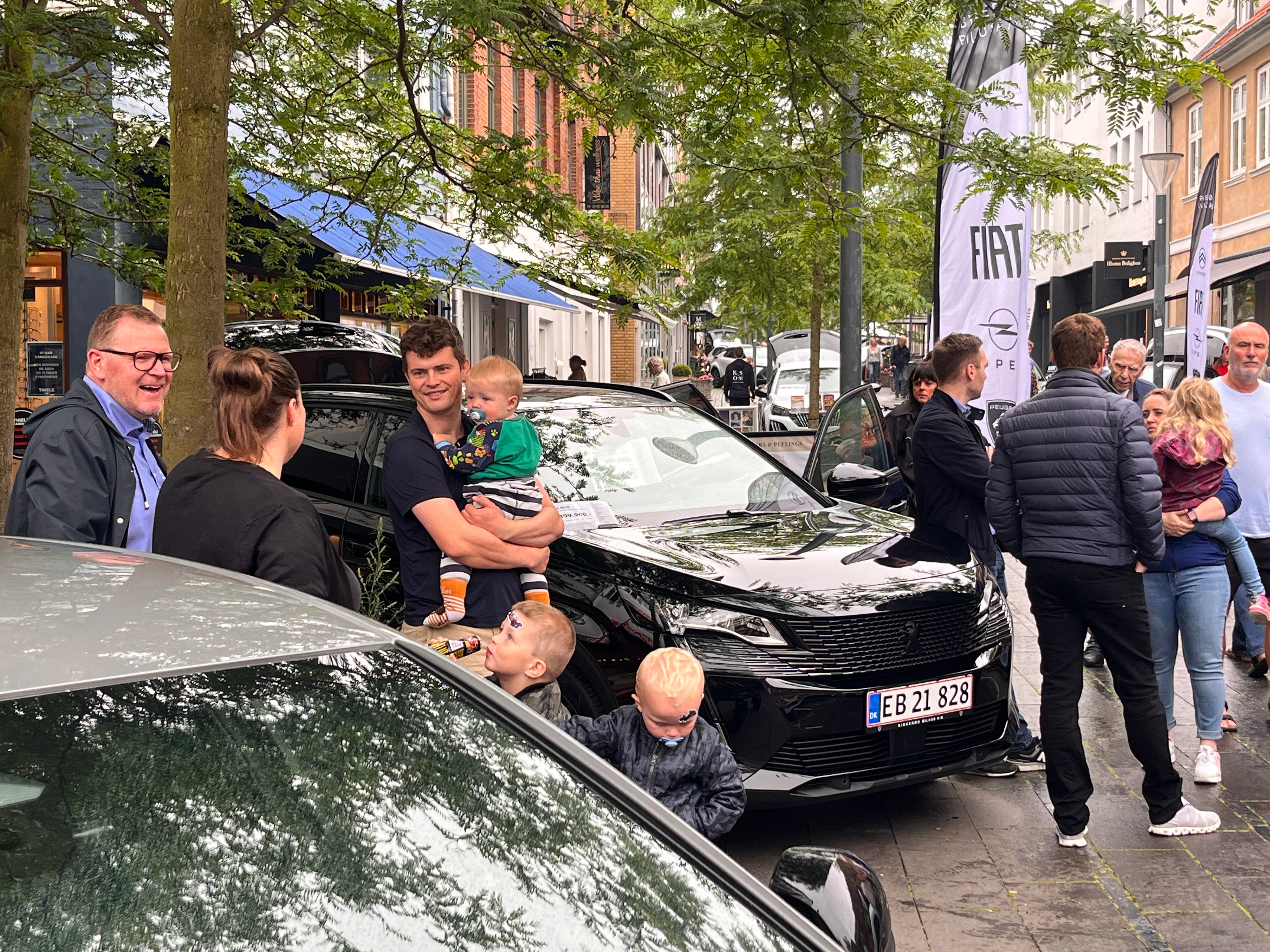 Gågaden i Hørsholm blvier fyldt med biler, der heldigvis holder stille, når der er 'Biler i Gågaden' lørdag den 30. maj.
