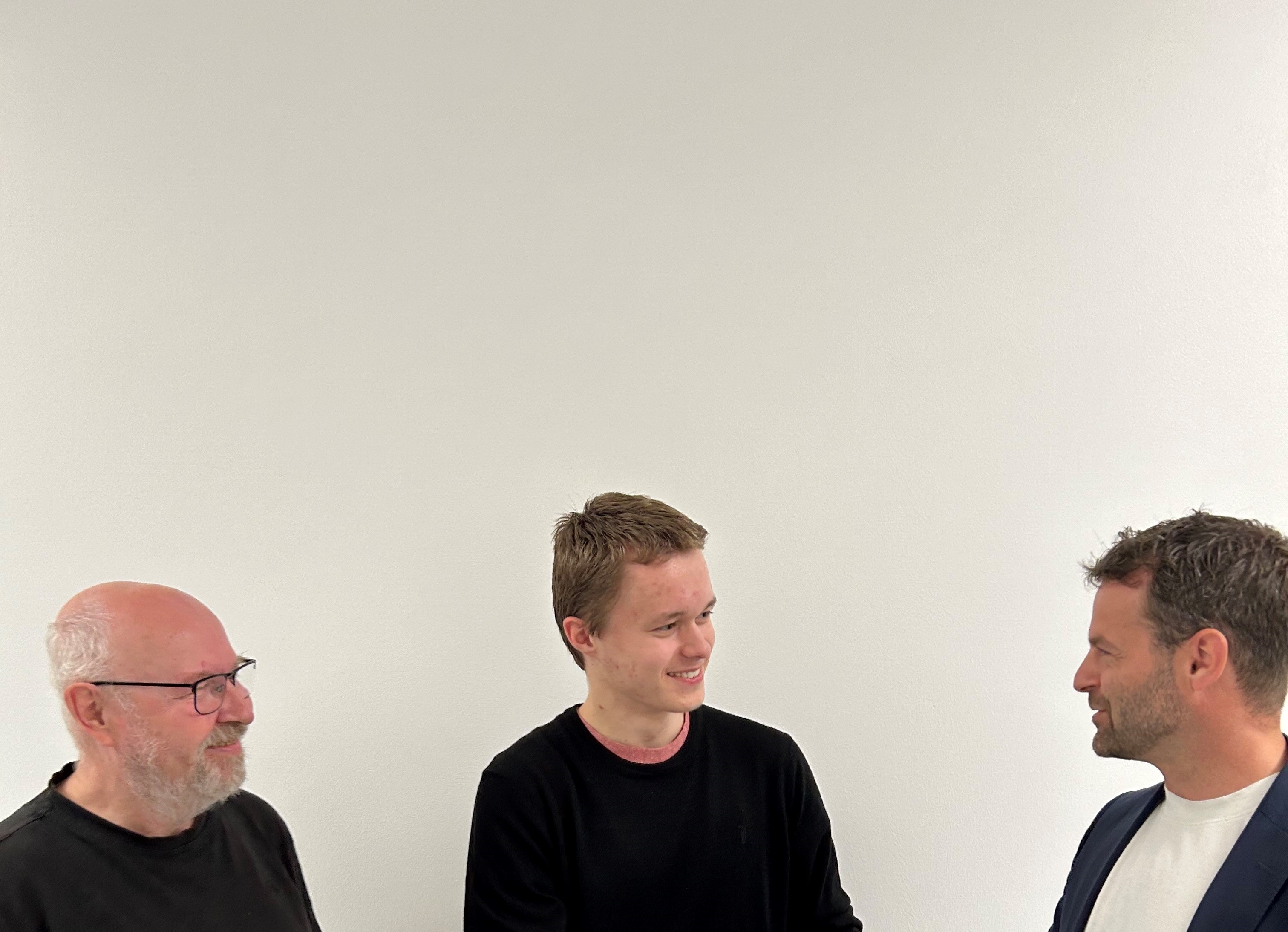 Underviser Carsten Jensen (tv.) og rektor Brian Juul ønsker Adam Narbutas Jørgensen tillykke med sit 12-tal og HTX-studentereksamen. - Privat Underviser Carsten Jensen (tv.) og rektor Brian Juul ønsker Adam Narbutas Jørgensen tillykke med sit 12-tal og HTX-studentereksamen.